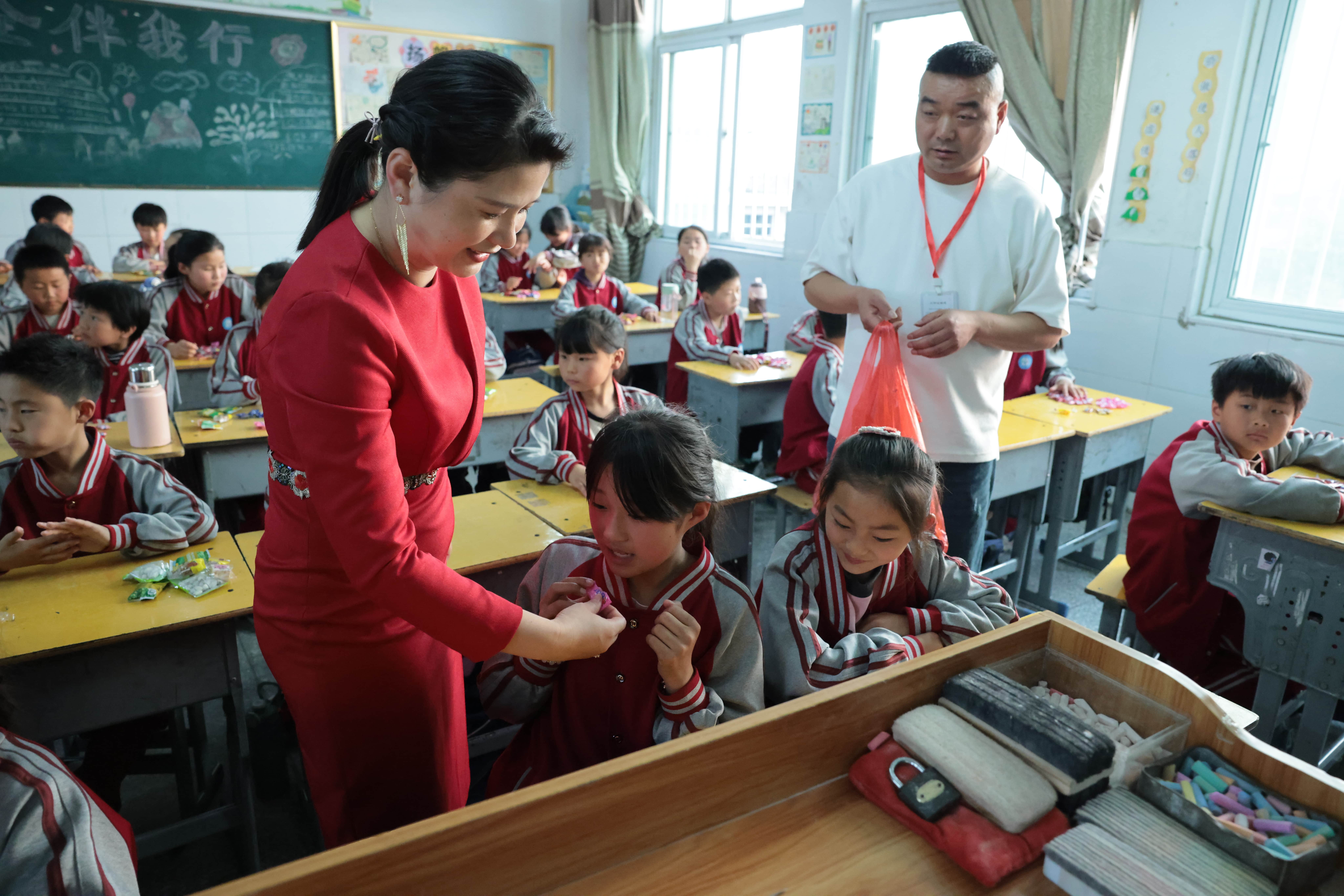 在爱意的“双向奔赴”中丨第249所开云足球体育_开云足球(中国)
公益学校揭牌